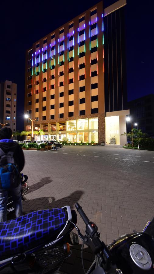 Hotel H - Sandhill Hotels Private Limited Ānand Extérieur photo